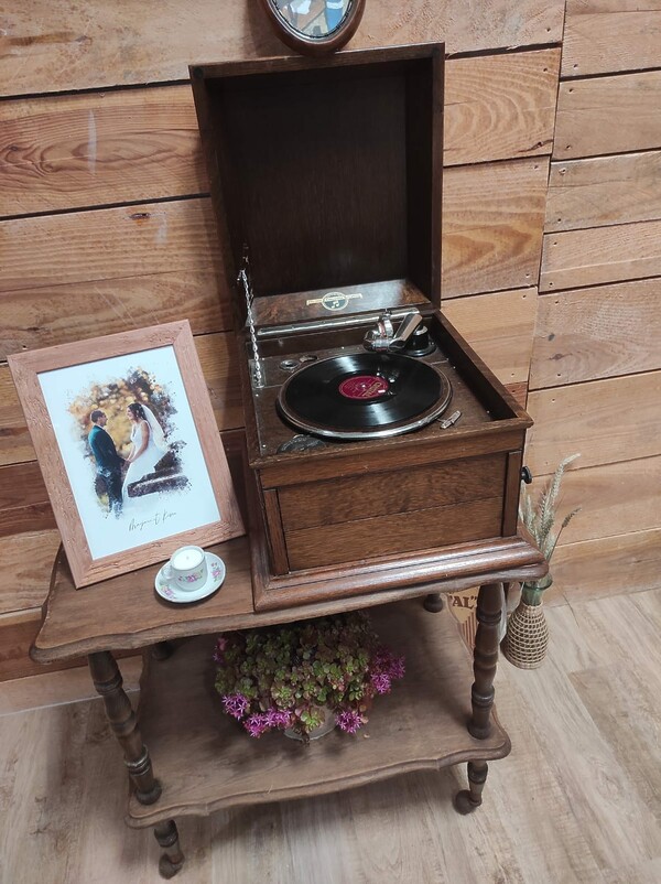 Gramophone + disques - Location décoration de mariage - Aubigny - Vendée