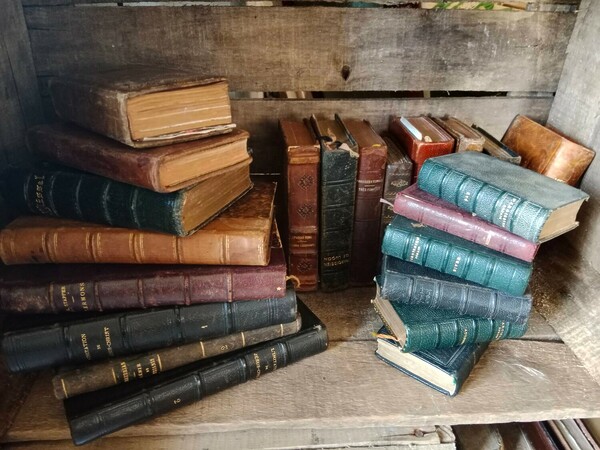 Petits livres anciens - Location décoration de mariage - Aubigny - Vendée